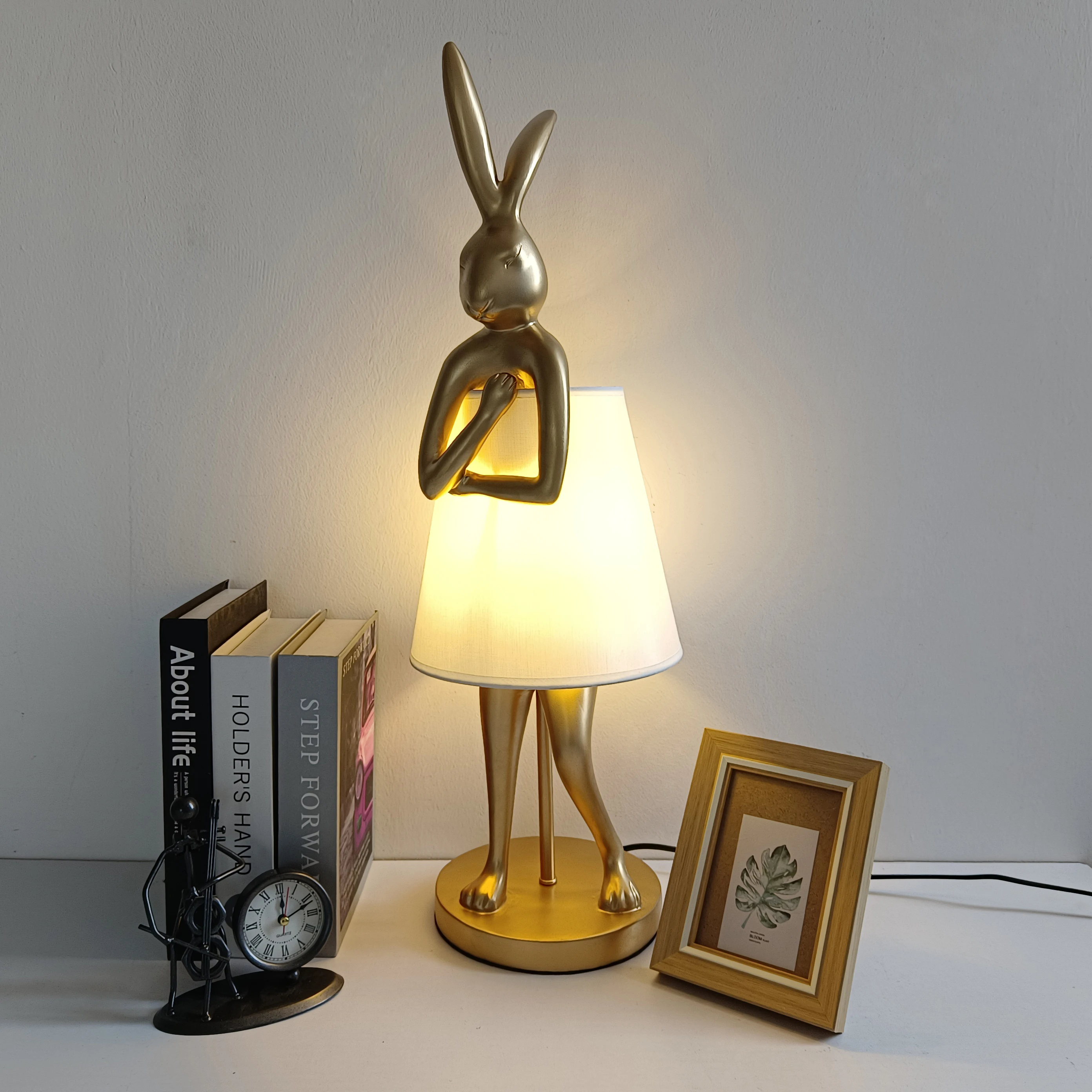 Кролик из смолы Настольные лампы для украшения гостиной Фартук Кролик Животное Настольная лампа Домашний Декор Светодиодный светильник Дизайнерская прикроватная лампа