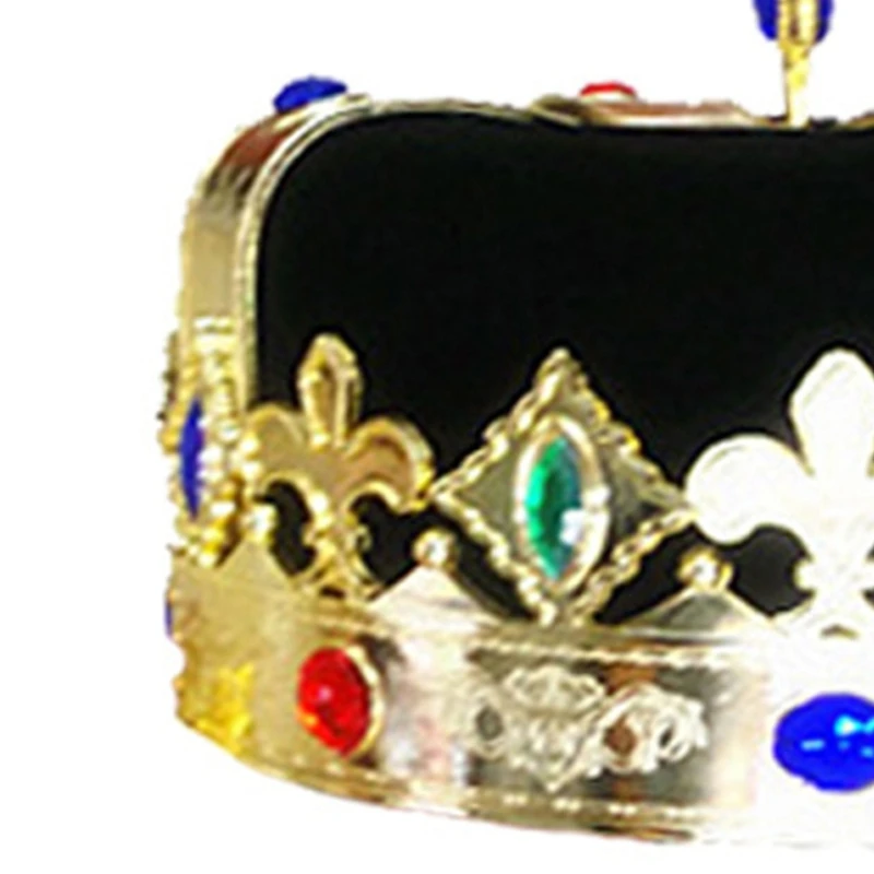 Королевские короны, украшенные драгоценными камнями, украшают выпускной для сцены шоу-представления.