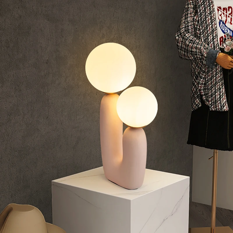 Художественная настольная лампа в скандинавском стиле Ins, современная прикроватная лампа для спальни, стеклянная детская комната, лампа E27, украшение рабочего стола, светодиодная настольная лампа из смолы